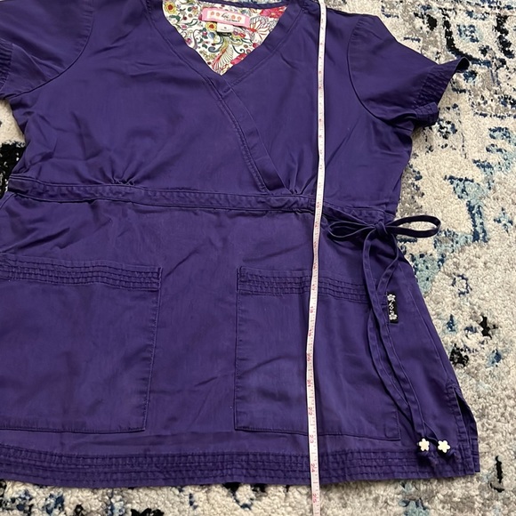 💰3 items for $25 🏷 Koi by Kathy Peterson Purple Katelyn Mock Wrap Top sz Small - Picture 8 of 8